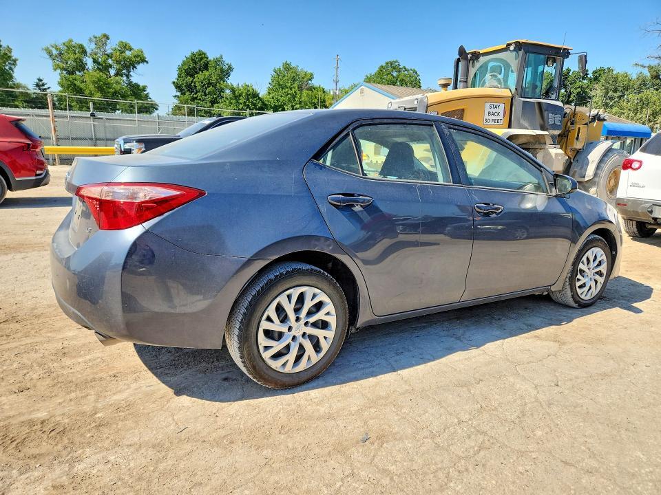 5YFBURHE6HP675743 2017 TOYOTA COROLLA photo no. 3