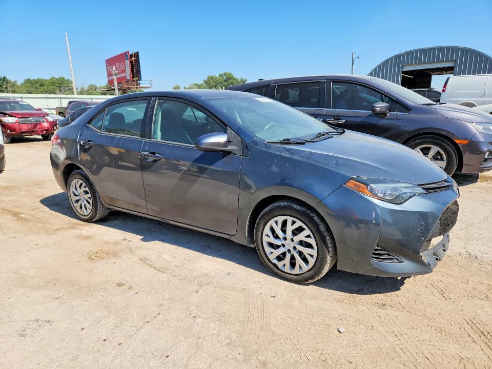 5YFBURHE6HP675743 2017 TOYOTA COROLLA photo no. 4