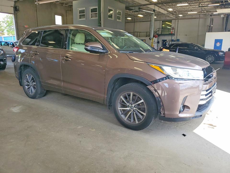 2017 TOYOTA HIGHLANDER XLE — Фото 4 из 14