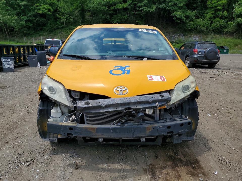 2017 TOYOTA SIENNA L 7-PASSENGER — Фото 5 из 14