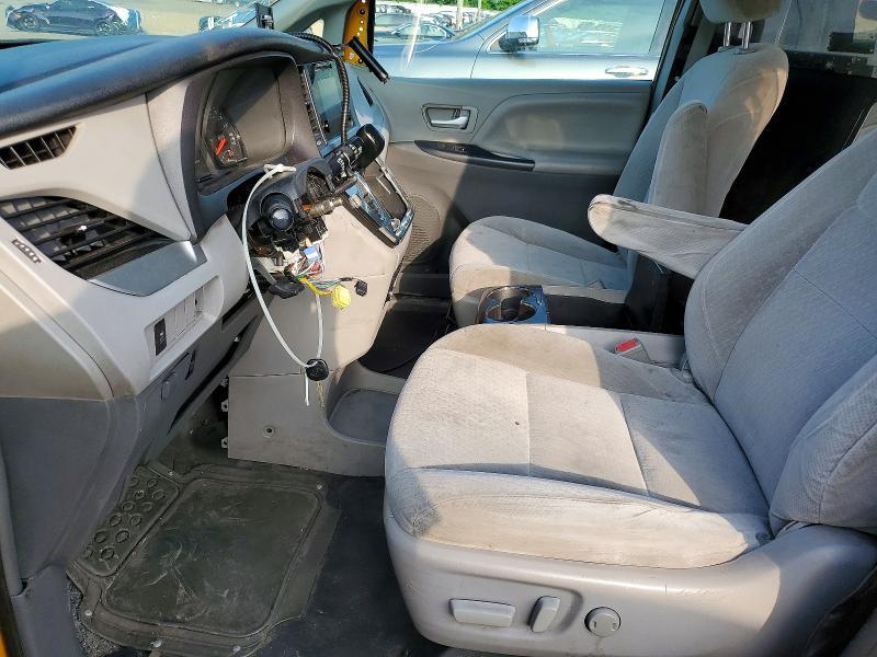 2017 TOYOTA SIENNA LE — Фото 7 из 14