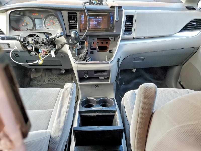 2017 TOYOTA SIENNA LE — Фото 8 из 14