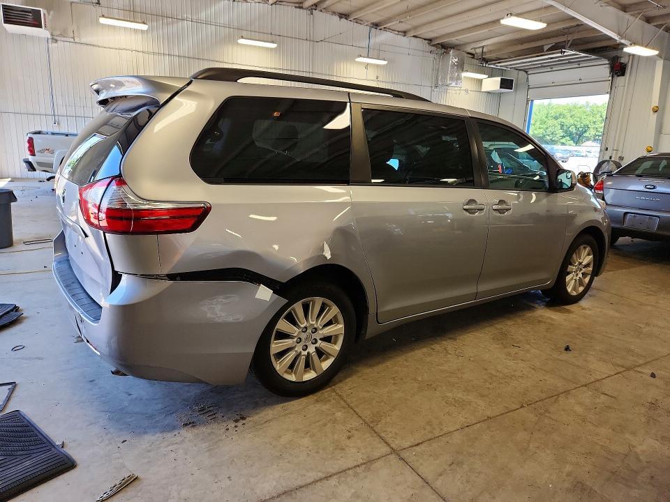 2017 TOYOTA SIENNA LE — Фото 3 из 13