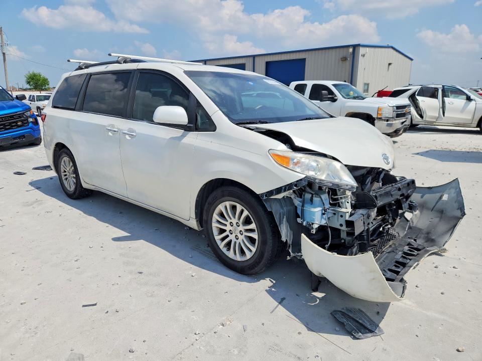 2017 TOYOTA SIENNA XLE 8-PASSENGER — Фото 4 из 13