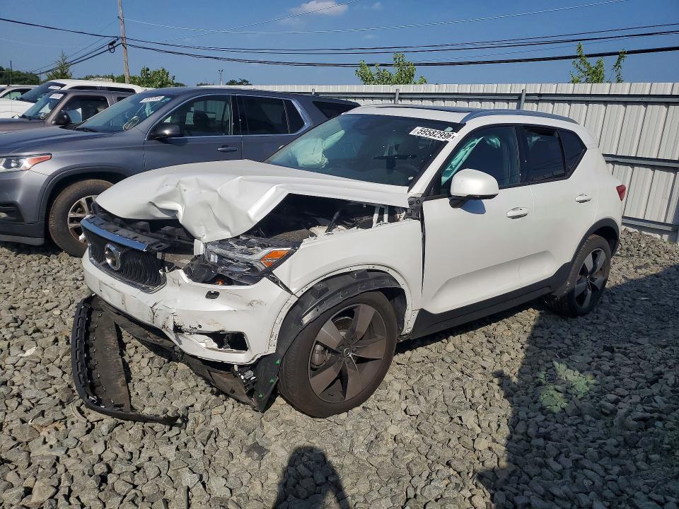 2021 VOLVO XC40