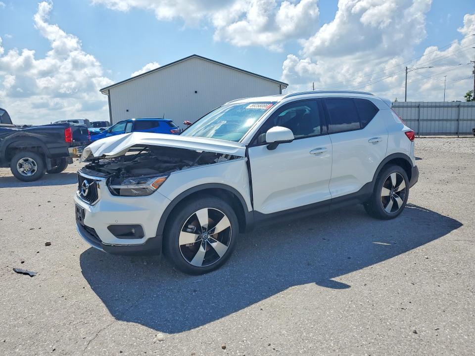 2021 VOLVO XC40
