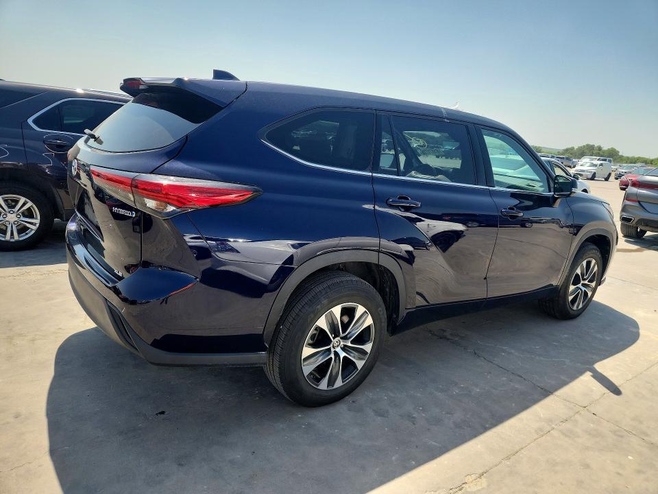 2022 TOYOTA HIGHLANDER HYBRID XLE — Фото 3 из 12