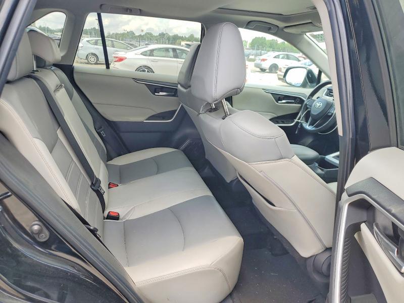 2022 TOYOTA RAV4 XLE PREMIUM — Фото 11 из 14