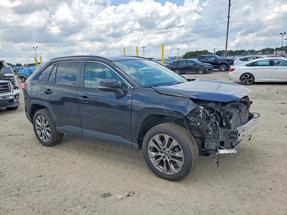 2022 TOYOTA RAV4 XLE PREMIUM — Фото 4 из 14