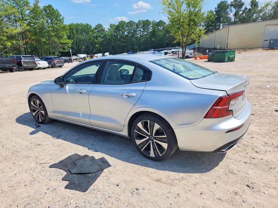 2022 VOLVO S60 B5 MOMENTUM — Фото 2 из 12