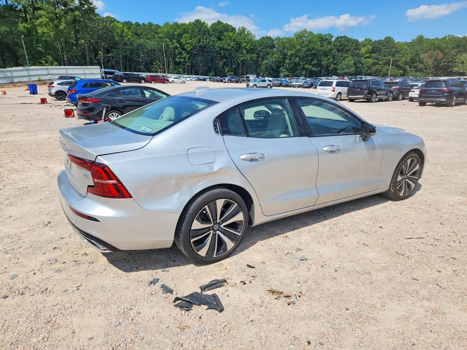 2022 VOLVO S60 B5 MOMENTUM — Фото 3 из 12