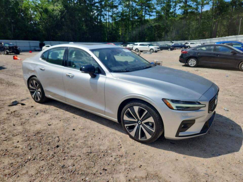 2022 VOLVO S60 B5 MOMENTUM — Фото 4 из 12
