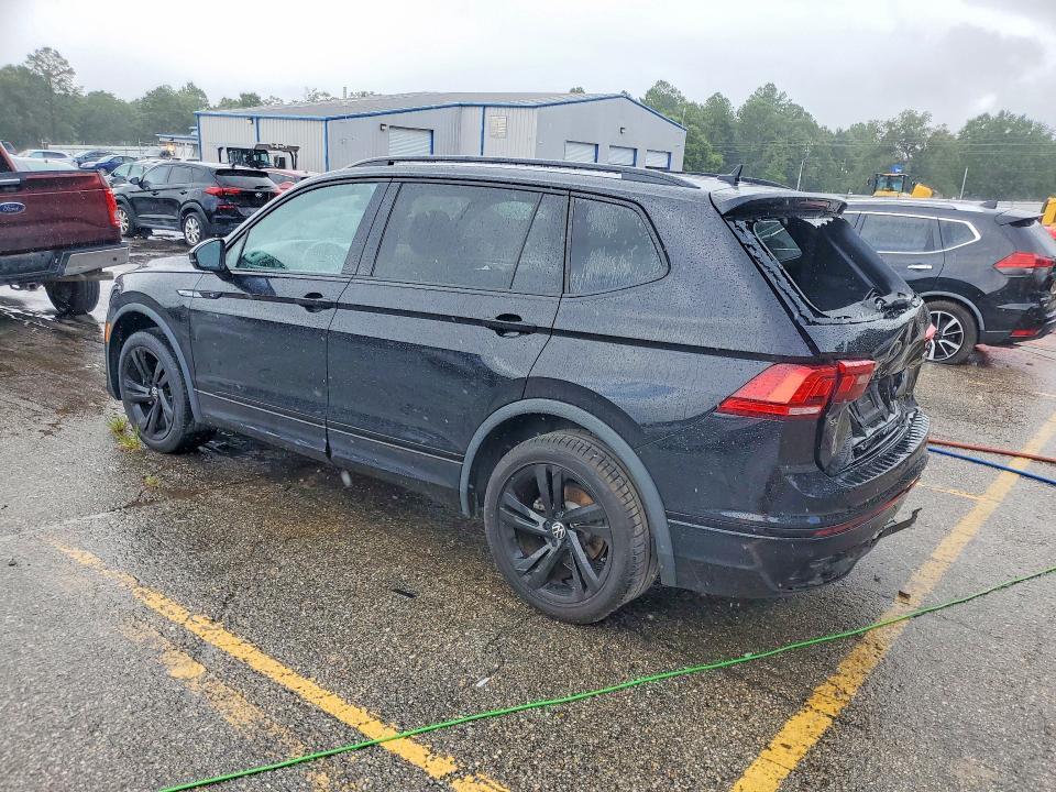2023 VOLKSWAGEN TIGUAN SE R-LINE BLACK — Фото 2 из 13