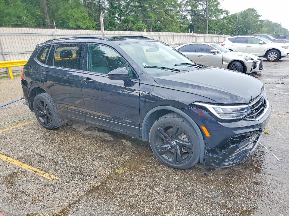 2023 VOLKSWAGEN TIGUAN SE R-LINE BLACK — Фото 4 из 13