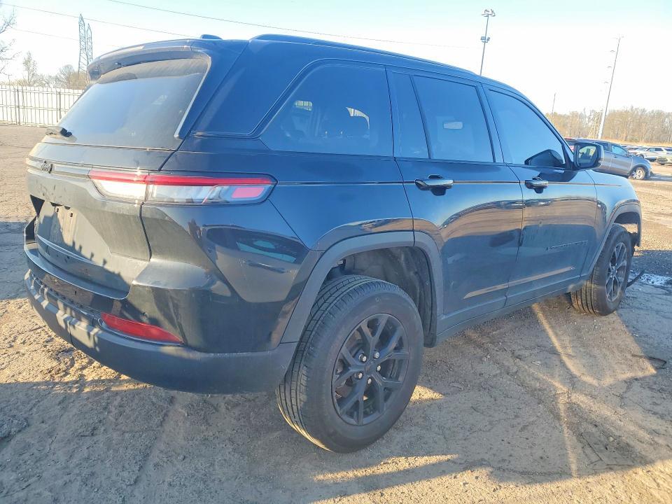 2024 JEEP GRAND CHEROKEE LAREDO — Фото 3 из 13