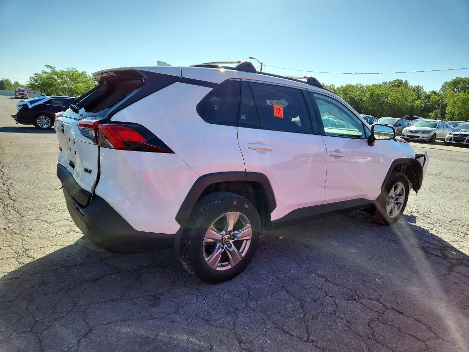 2024 TOYOTA RAV4 XLE — Фото 3 из 14