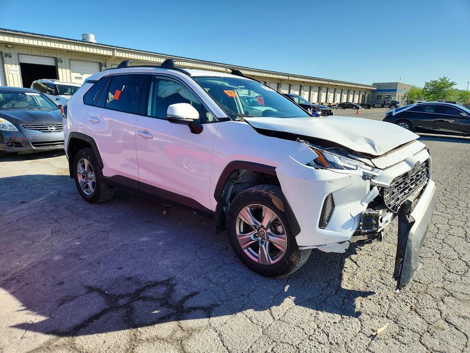 2024 TOYOTA RAV4 XLE — Фото 4 из 14