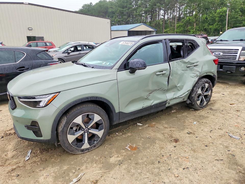 2024 VOLVO XC40
