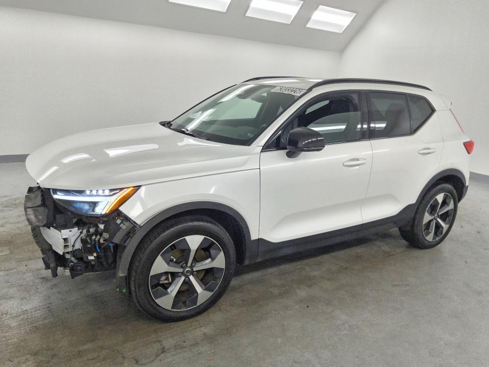 2024 VOLVO XC40