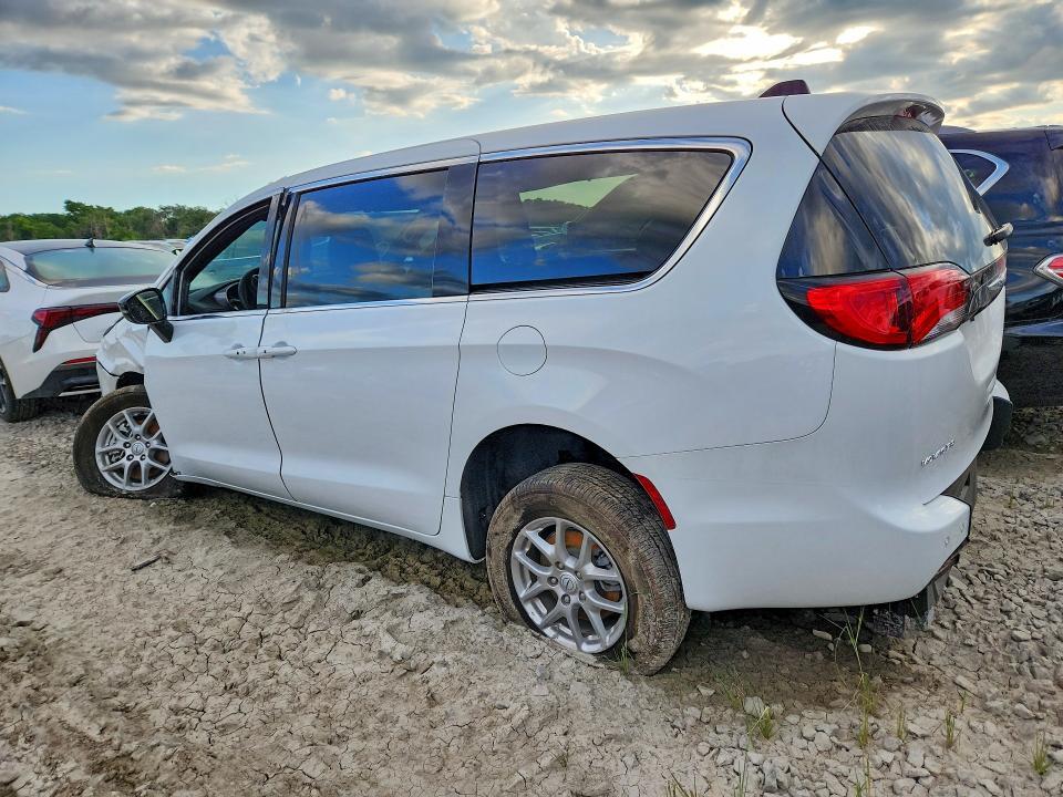 2025 CHRYSLER VOYAGER LX — Фото 2 из 13