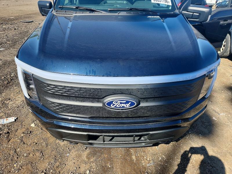 2025 FORD F150 LIGHTNING XLT — Фото 11 из 12