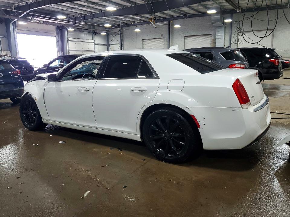 2017 CHRYSLER 300 LIMITED — Фото 2 из 13