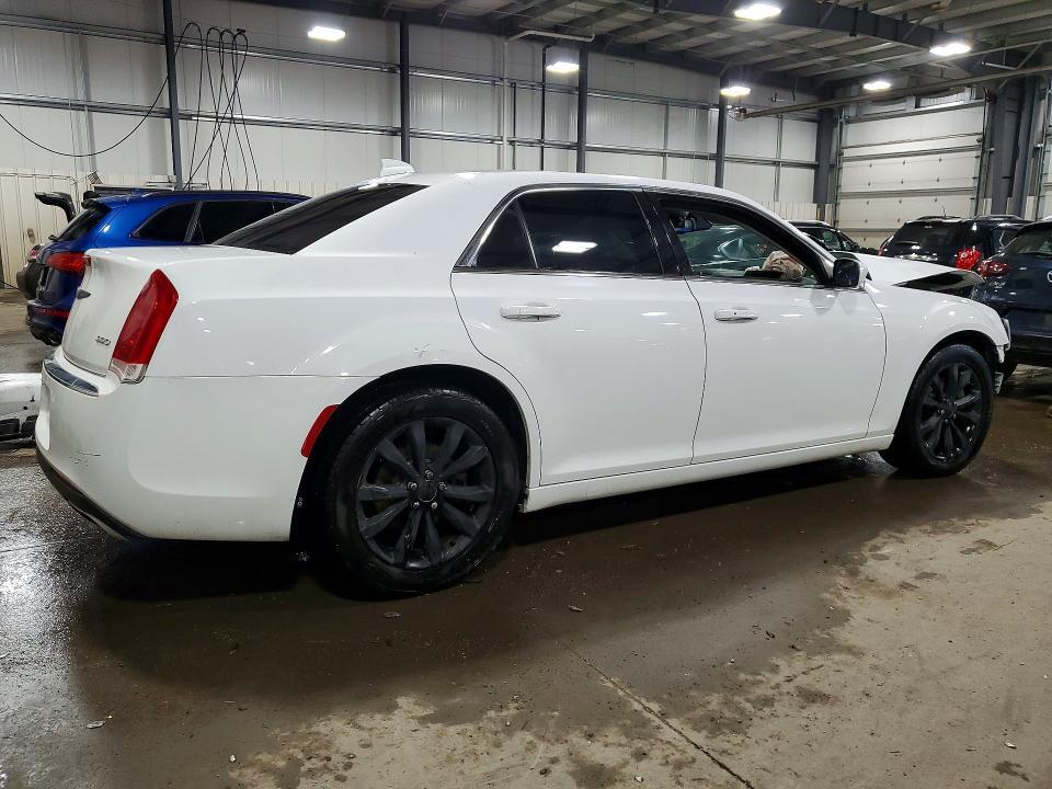 2017 CHRYSLER 300 LIMITED — Фото 3 из 13