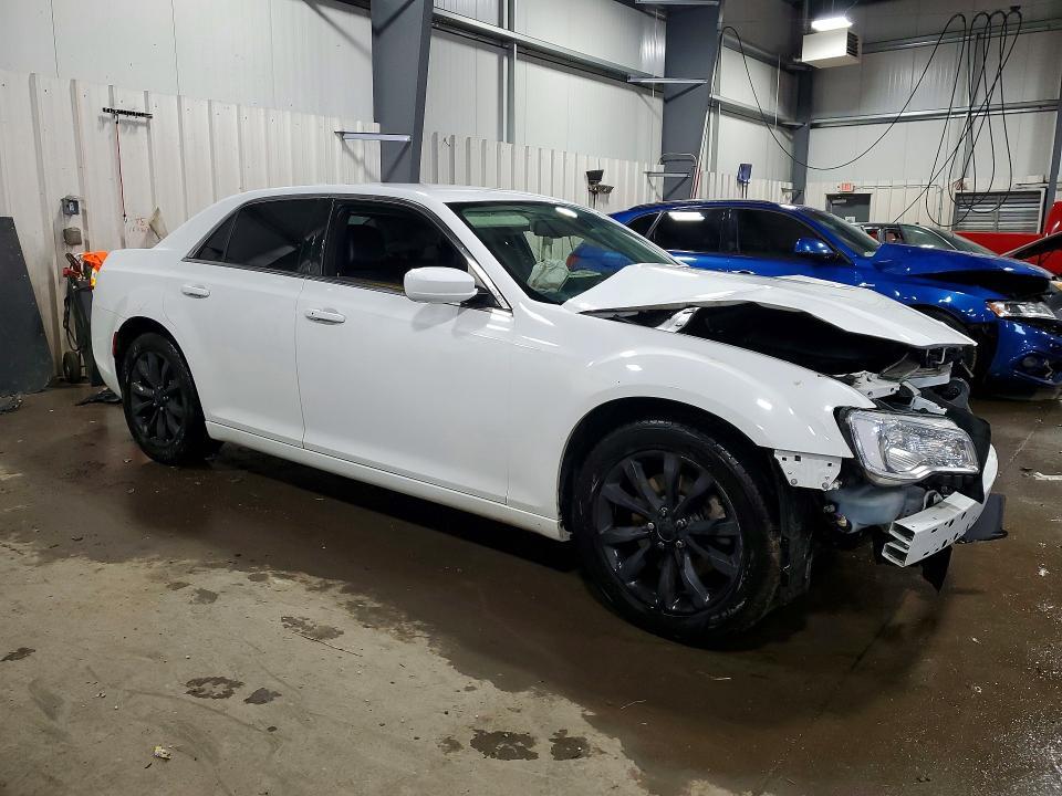 2017 CHRYSLER 300 LIMITED — Фото 4 из 13