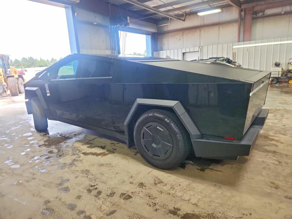 7G2CEHEE7SA062365 2025 TESLA CYBERTRUCK photo no. 2