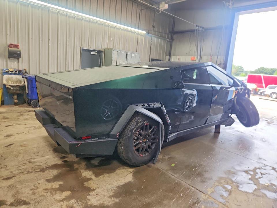 7G2CEHEE7SA062365 2025 TESLA CYBERTRUCK photo no. 3