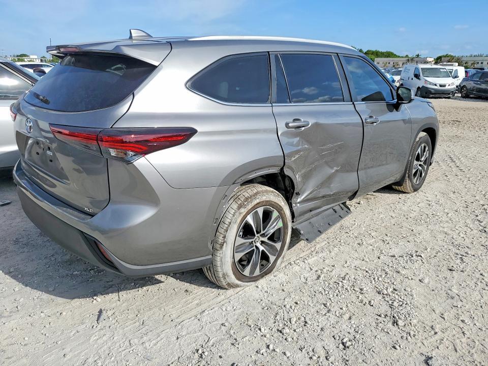 2025 TOYOTA HIGHLANDER XLE — Фото 3 из 13