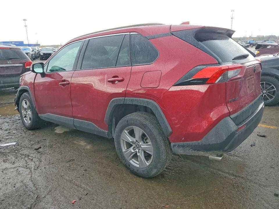 2025 TOYOTA RAV4 XLE — Фото 2 из 13