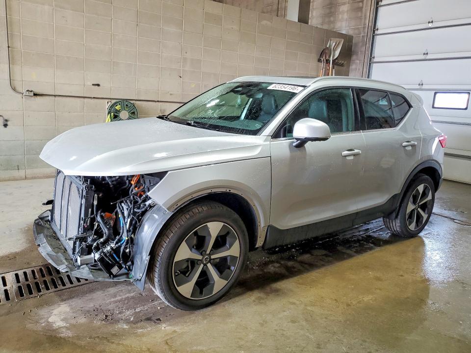 2025 VOLVO XC40