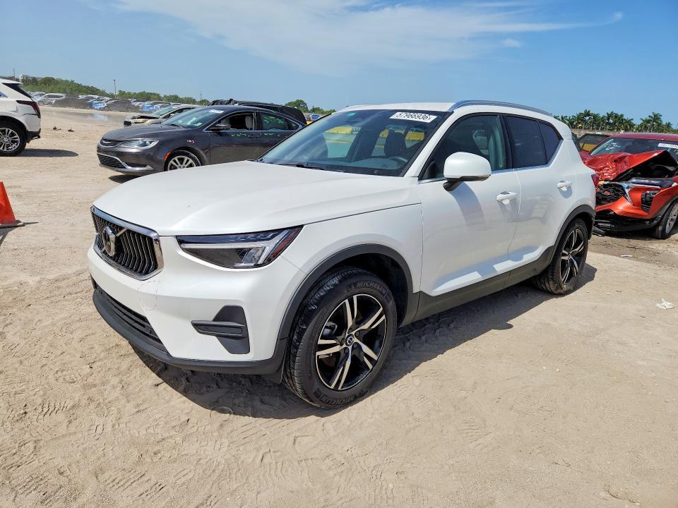 2025 VOLVO XC40