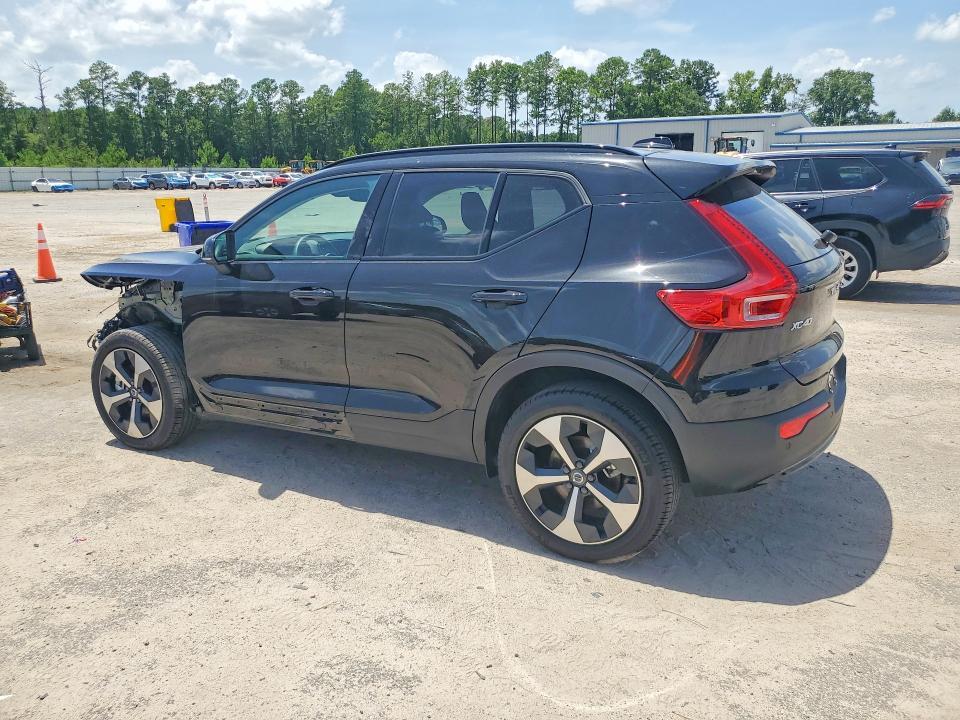 2026 VOLVO XC40 PLUS — Фото 2 из 13