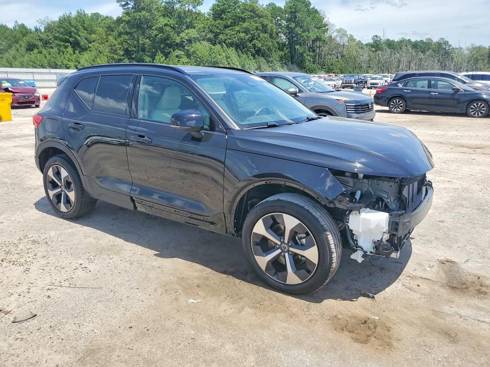 2026 VOLVO XC40 PLUS — Фото 4 из 13
