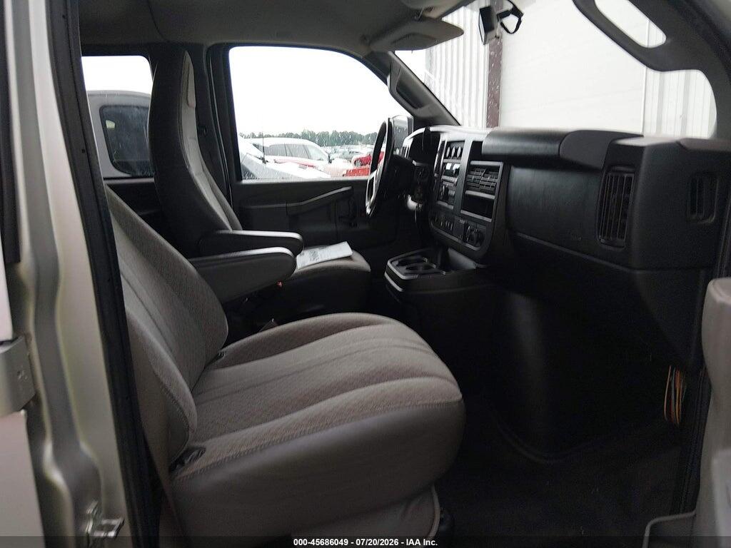 1GAZGPFG7H1301041 2017 CHEVROLET EXPRESS 3500 photo no. 5