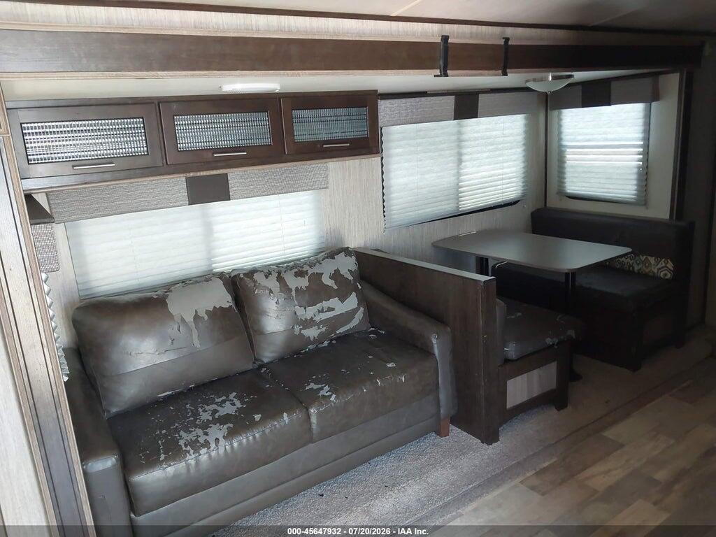 5RXAB3226J1368951 2018 CRUISER FUN FINDER 27VH photo no. 5