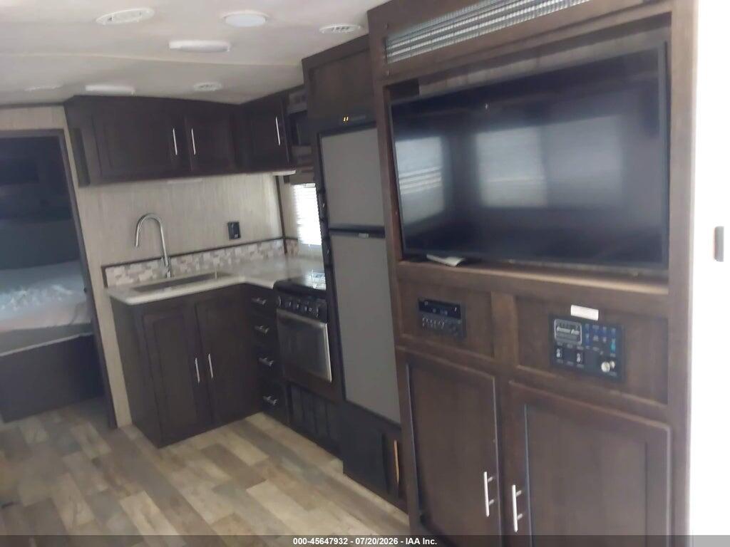 5RXAB3226J1368951 2018 CRUISER FUN FINDER 27VH photo no. 8