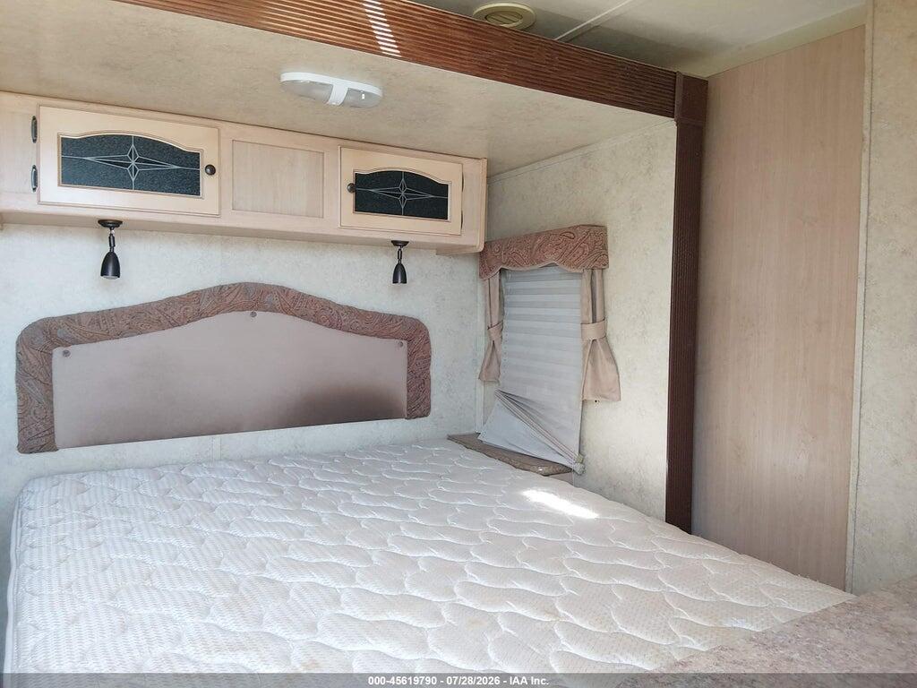 4X4TFLF24B1838237 2011 FOREST RIVER FLAGSTAFF 30WRKSS photo no. 8