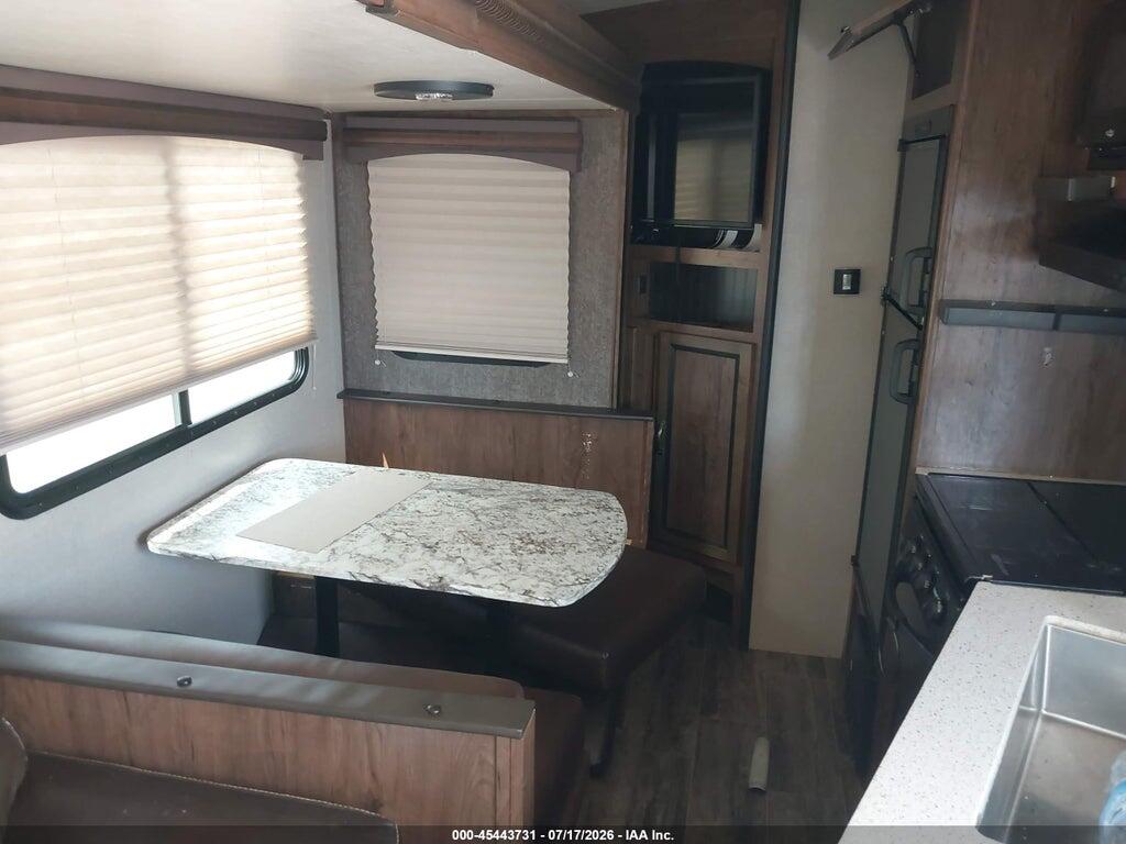 5RXFB3229H2339261 2017 CRUISER RADIANCE 25 RL photo no. 5