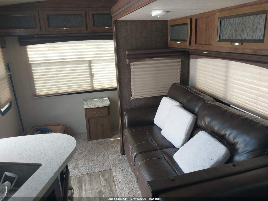 5RXFB3229H2339261 2017 CRUISER RADIANCE 25 RL photo no. 8