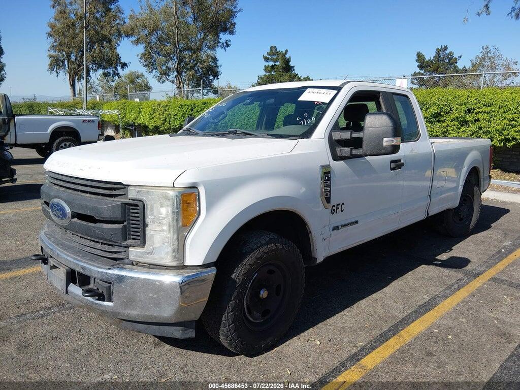 1FT7X2AT6HEF39087 2017 FORD F-250 photo no. 2