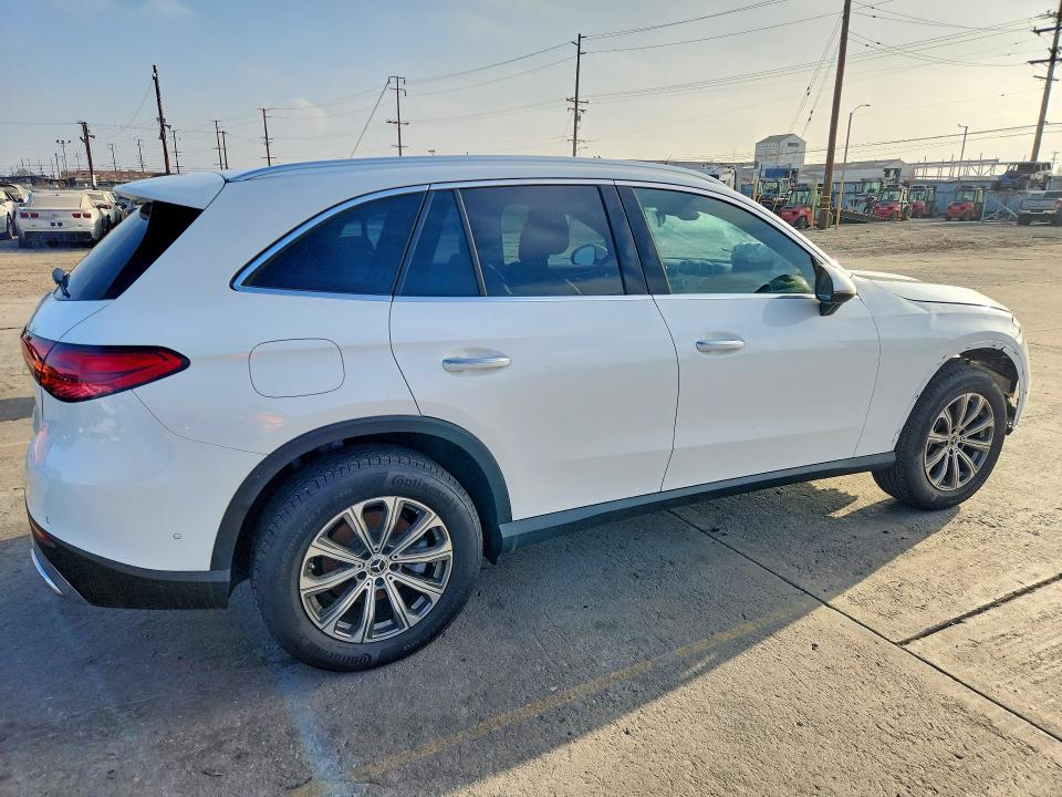 2025 MERCEDES-BENZ GLC 300 — Фото 3 из 13