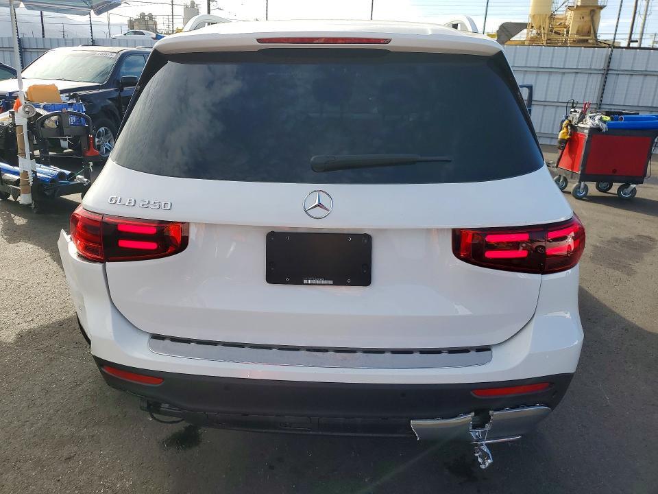 2025 MERCEDES-BENZ GLB 250 — Фото 6 из 13