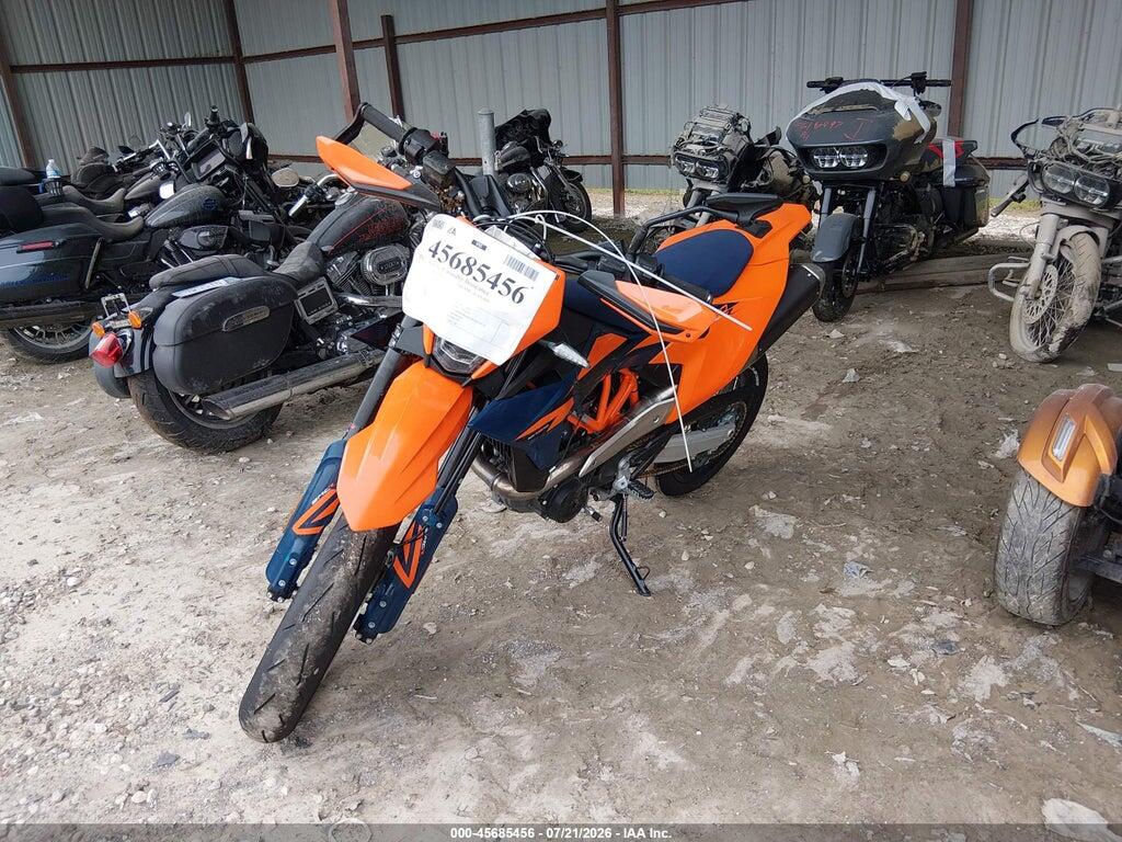 VBKLSX407TM786255 2026 KTM 690 SMC (CANADA photo no. 2