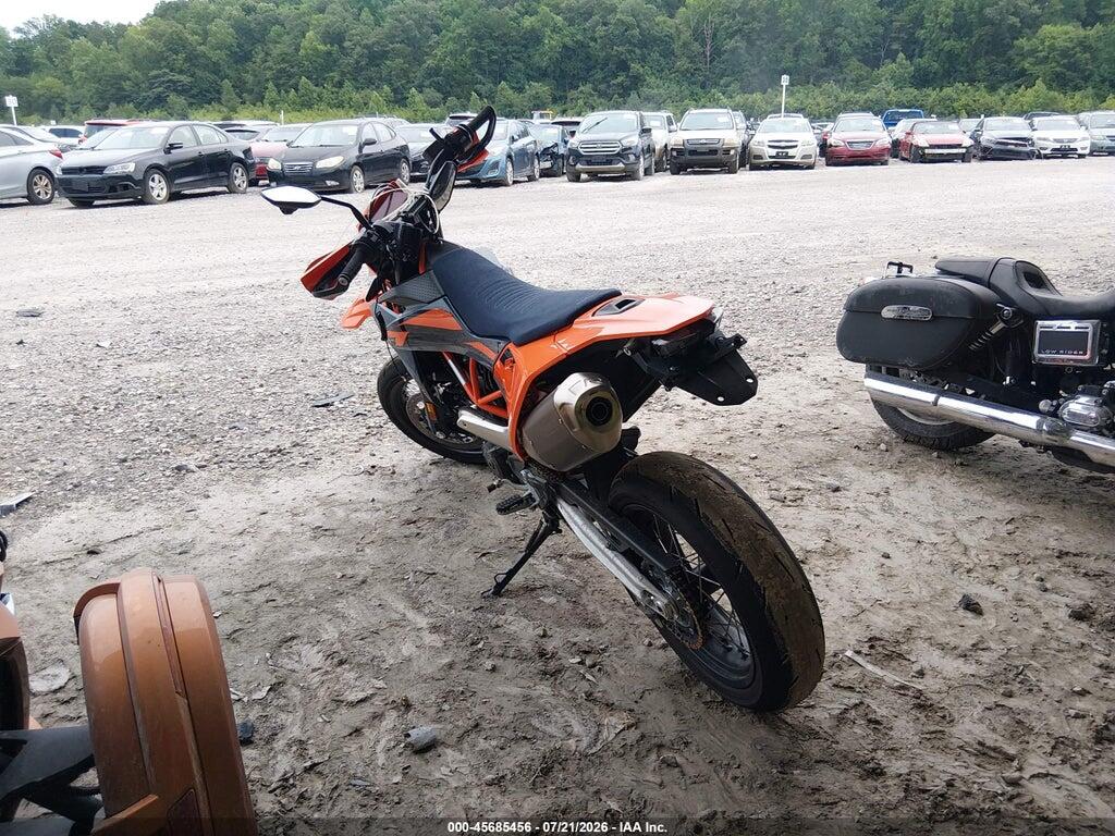 VBKLSX407TM786255 2026 KTM 690 SMC (CANADA photo no. 3