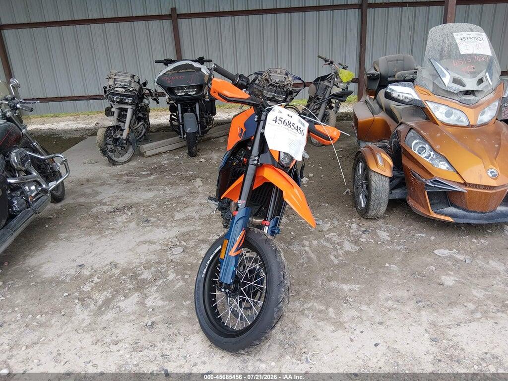 VBKLSX407TM786255 2026 KTM 690 SMC (CANADA photo no. 5