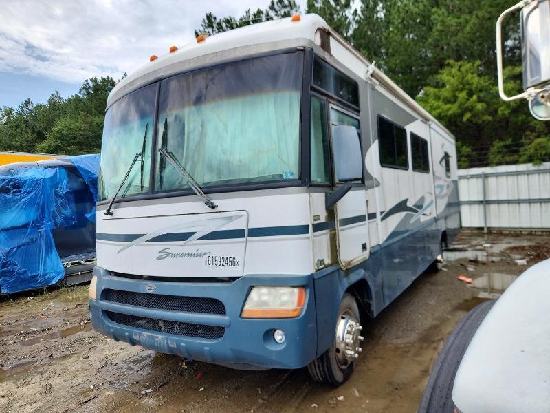 5B4MP67G533366452 2003 WINNEBAGO SUNCRUISER photo no. 2