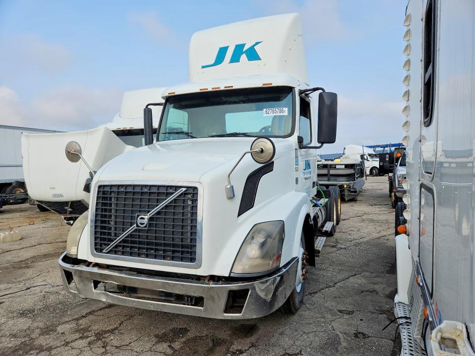 2012 VOLVO VNL SEMI TRUCK